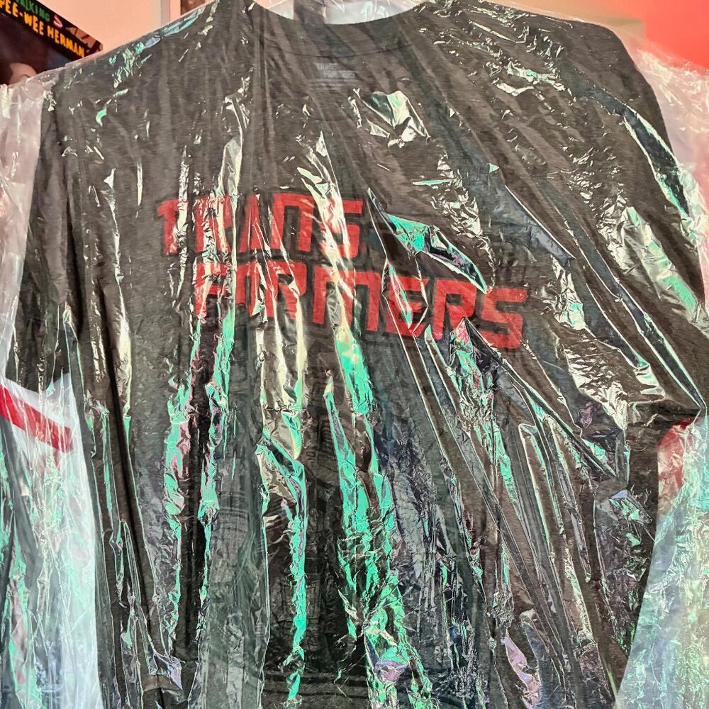 Transformers red text over comic style giant robot in black on dark grey size M!